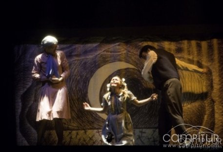 Azuaga disfrutó de la brillante obra de teatro “EL hombre almohada”